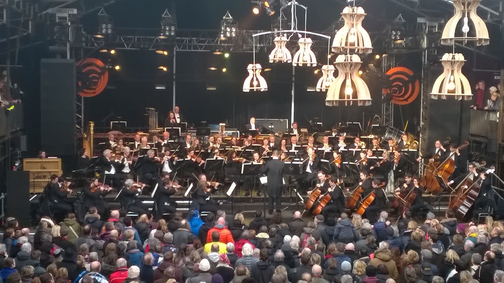 Gratis Bowie-concert NNO lokt duizenden naar Grote Markt