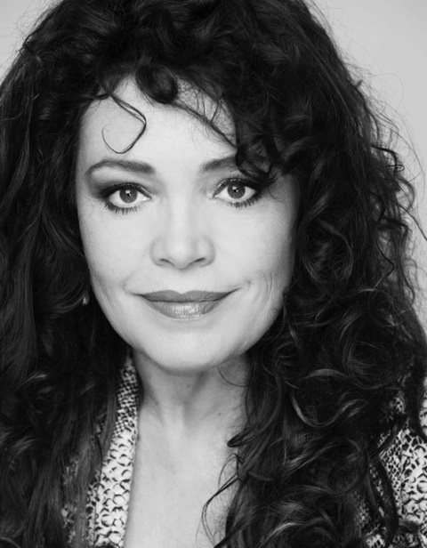 Schrijfster Rosita Steenbeek gaat tijdens bevrijdingslunch in gesprek met ondernemers en vluchtelingen