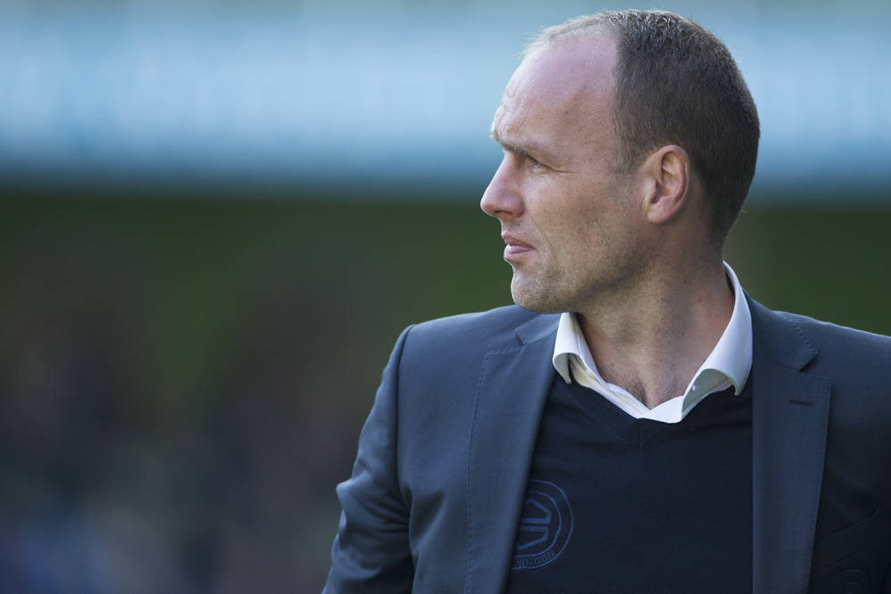 Dick Lukkien in beeld bij FC Emmen; huidige assistent Van de Looi praat eerst met FC Groningen