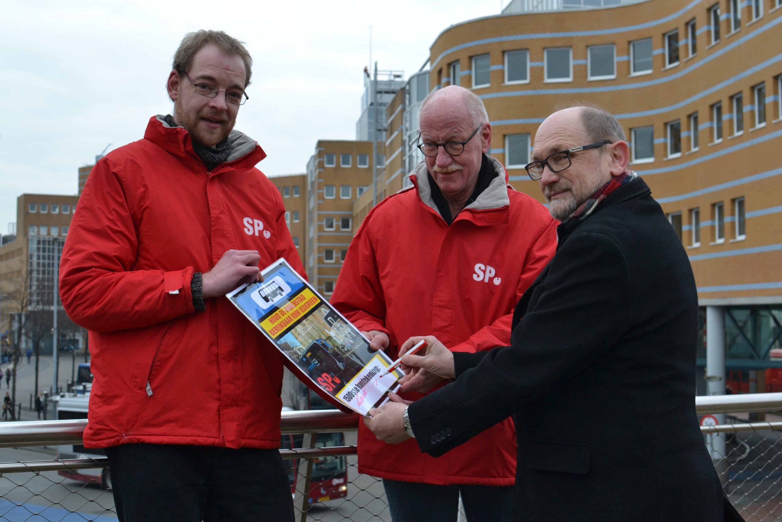 Zeker 1500 handtekeningen voor behoud van bussen op Grote Markt
