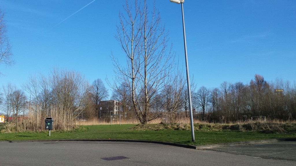 Langs het trapveldje bij de Barkmolenstraat wordt een tijdelijk fietspad aangelegd van rijplaten.