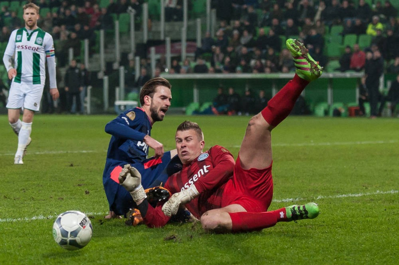 FC Groningen strijdt tegen nachtkaars na vierde nederlaag op rij; PSV met 3-0 heer en meester in Euroborg