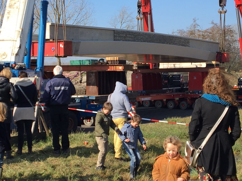 Hijsoperatie ecoduct Ring Oost trekt groot publiek