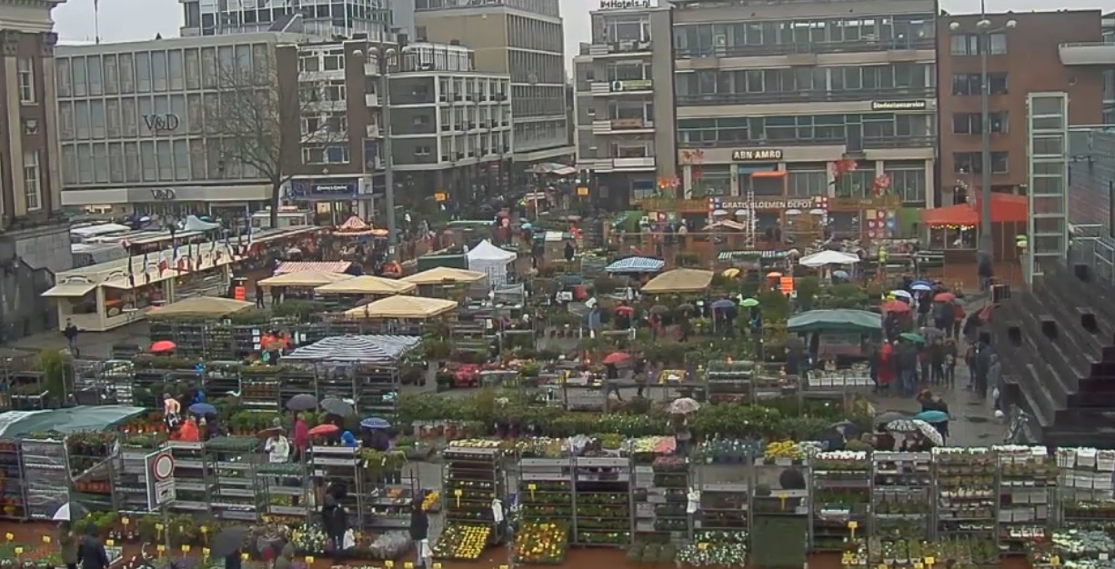 De Bloemenjaarmarkt 2016 begon druilerig