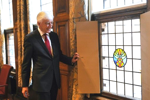 Naam en wapen Max van den Berg vereeuwigd in glas-in-loodraam