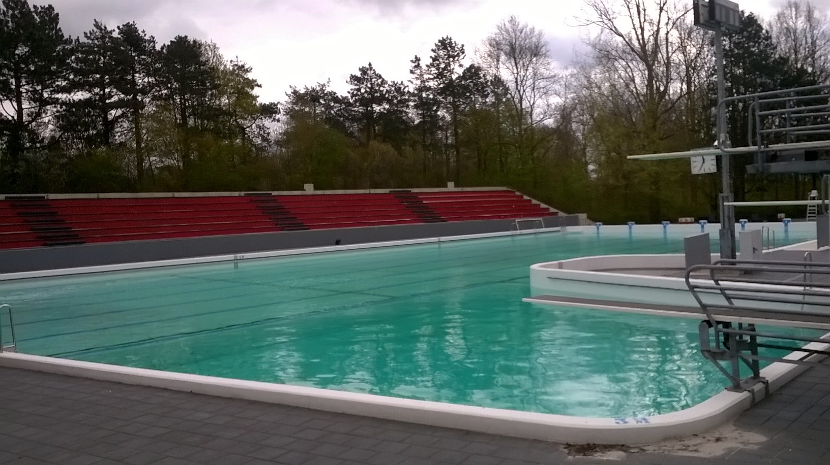 Miljoenen liters water in openluchtbad Papiermolen