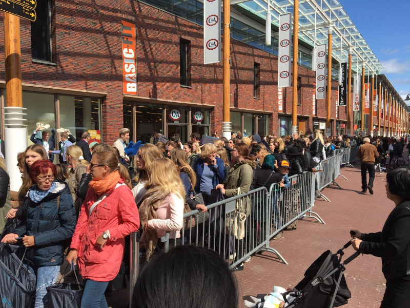 Dringen voor opening Primark Westerhaven