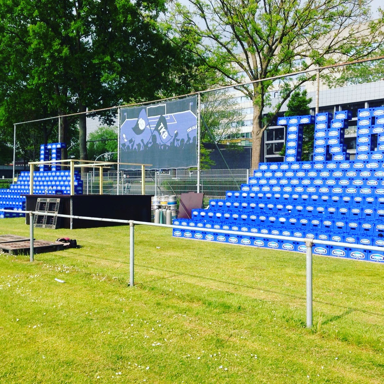 Groninger studenten lossen probleem op met 1800 bierkratten