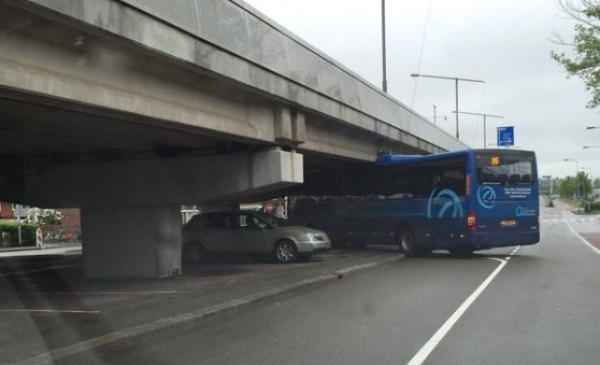 Buschauffeur rijdt zich klem onder Emmaviaduct