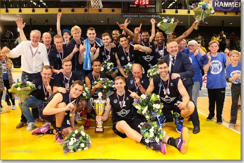 Donar naar de Grote Markt; na binnenhalen vijfde landstitel