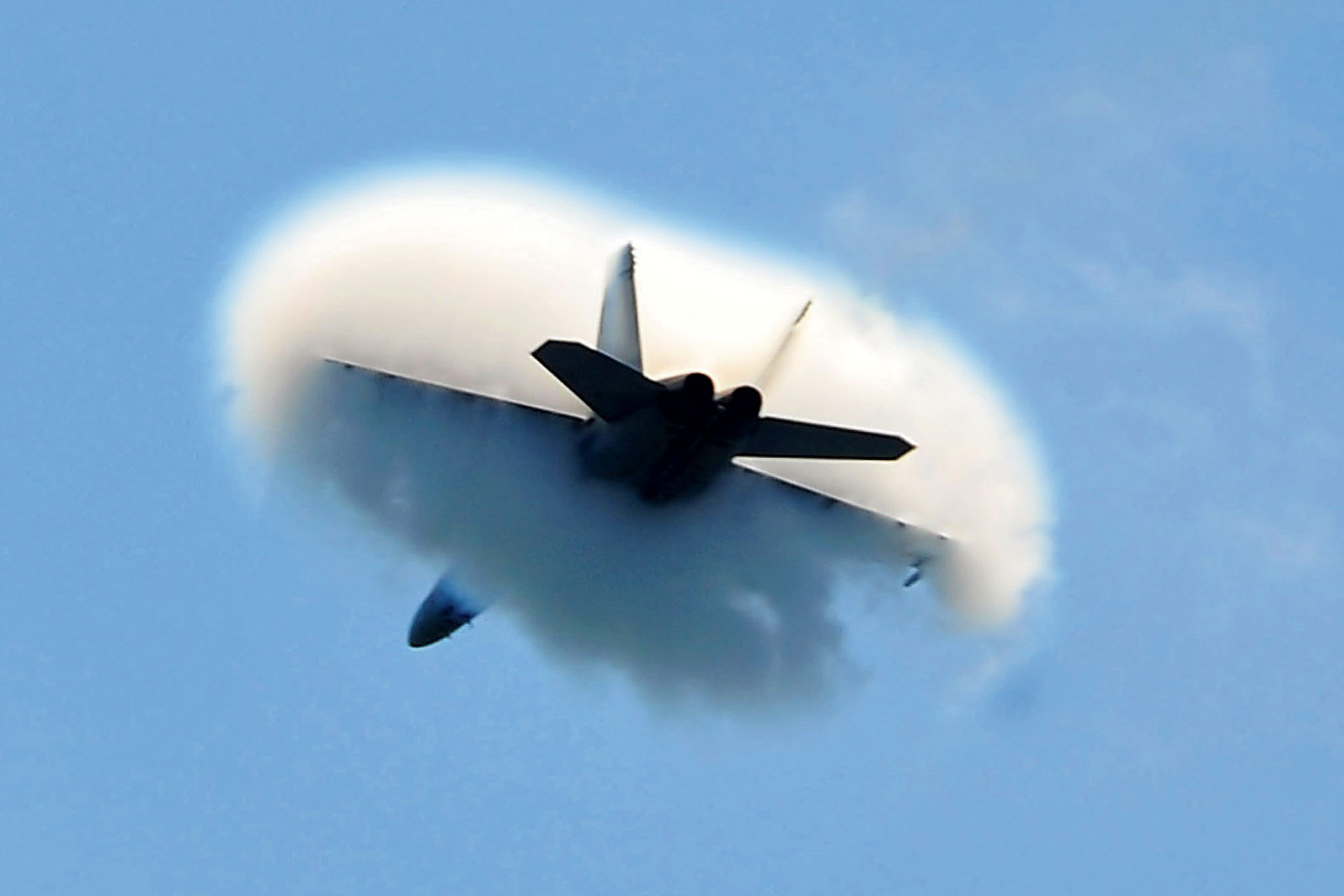 Doffe dreunen veroorzaakt door F-16's die vliegtuig moesten onderscheppen