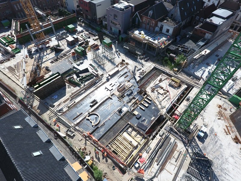 Op de plek van de westelijke betonkern van het Groninger Forum (Grote Marktzijde) brengt de aannemer de bekisting, wapening en installatie-onderdelen aan voor de begane grondconstructie. Foto's:  Elzo Dijkhuis (GroningenVernieuwt).