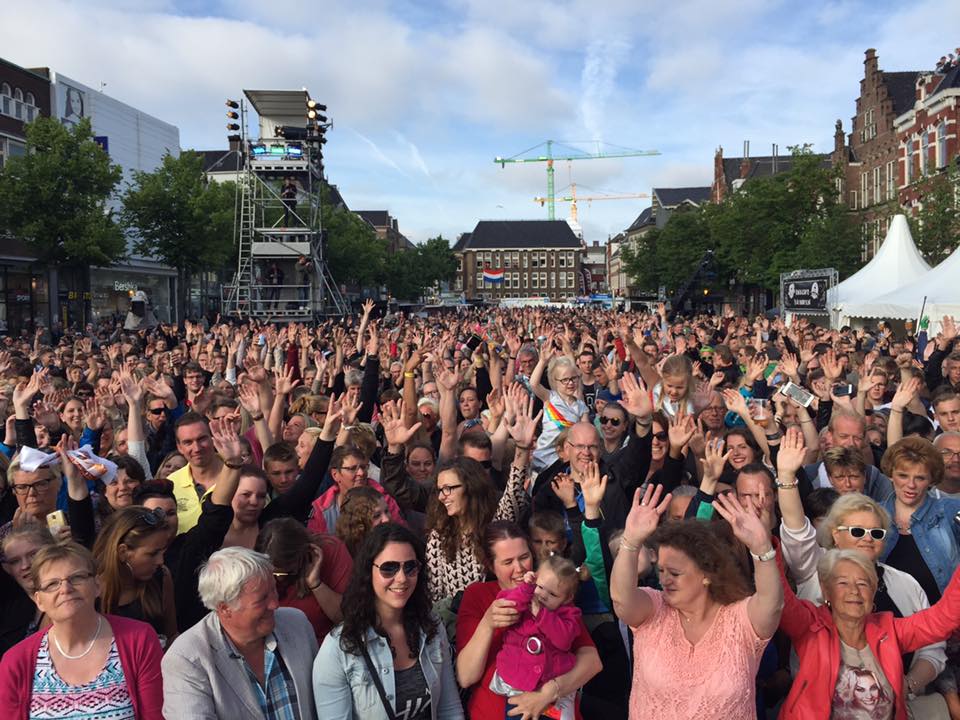 Vismarkt vol met duizenden bezoekers bij ‘Muziekfeest op het Plein’