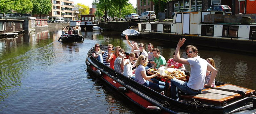 Duurzame rondvaartboot maakt eerste vaartocht tijdens ‘TransFutureFestival Groningen’