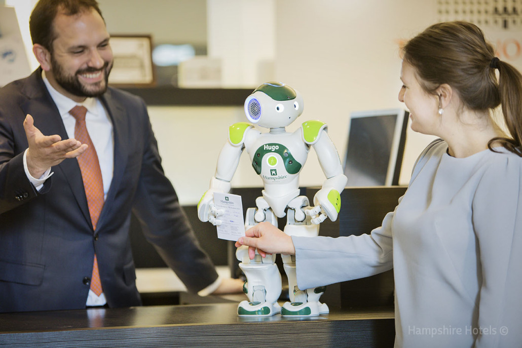 Eerste hotel met robot in Groningen: Hugo spreekt negentien talen