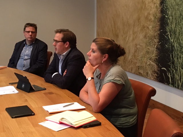 Gedeputeerde Gräper (rechts).