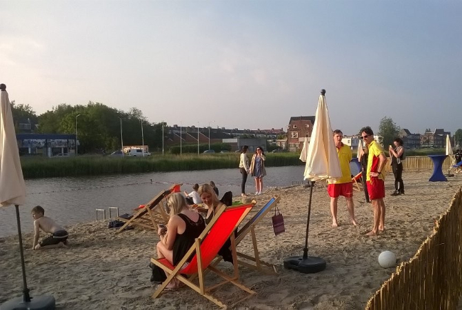 Stadsstrand aan Oosterhamrikkanaal blijft bestaan