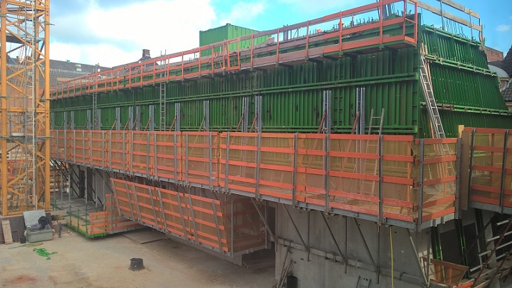 Oostkern (onder) en westkern (bovenste foto).