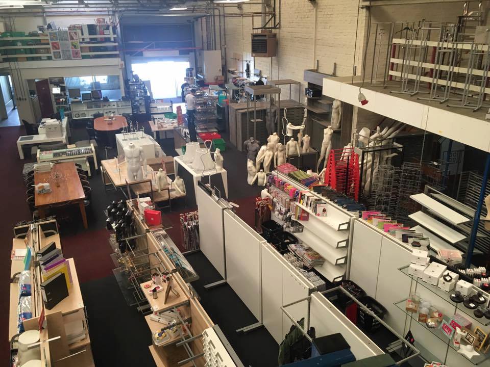 Duizenden artikelen, confectie en alle soorten meubilair uit faillissement van V&D opnieuw in de verkoop