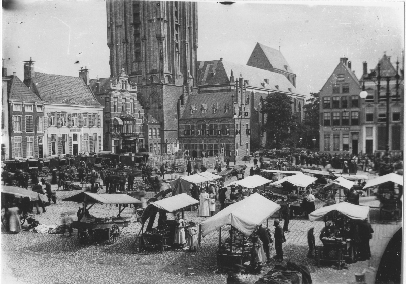 Warenmarkt verplaatst van Grote Markt naar Vismarkt/Akerkhof