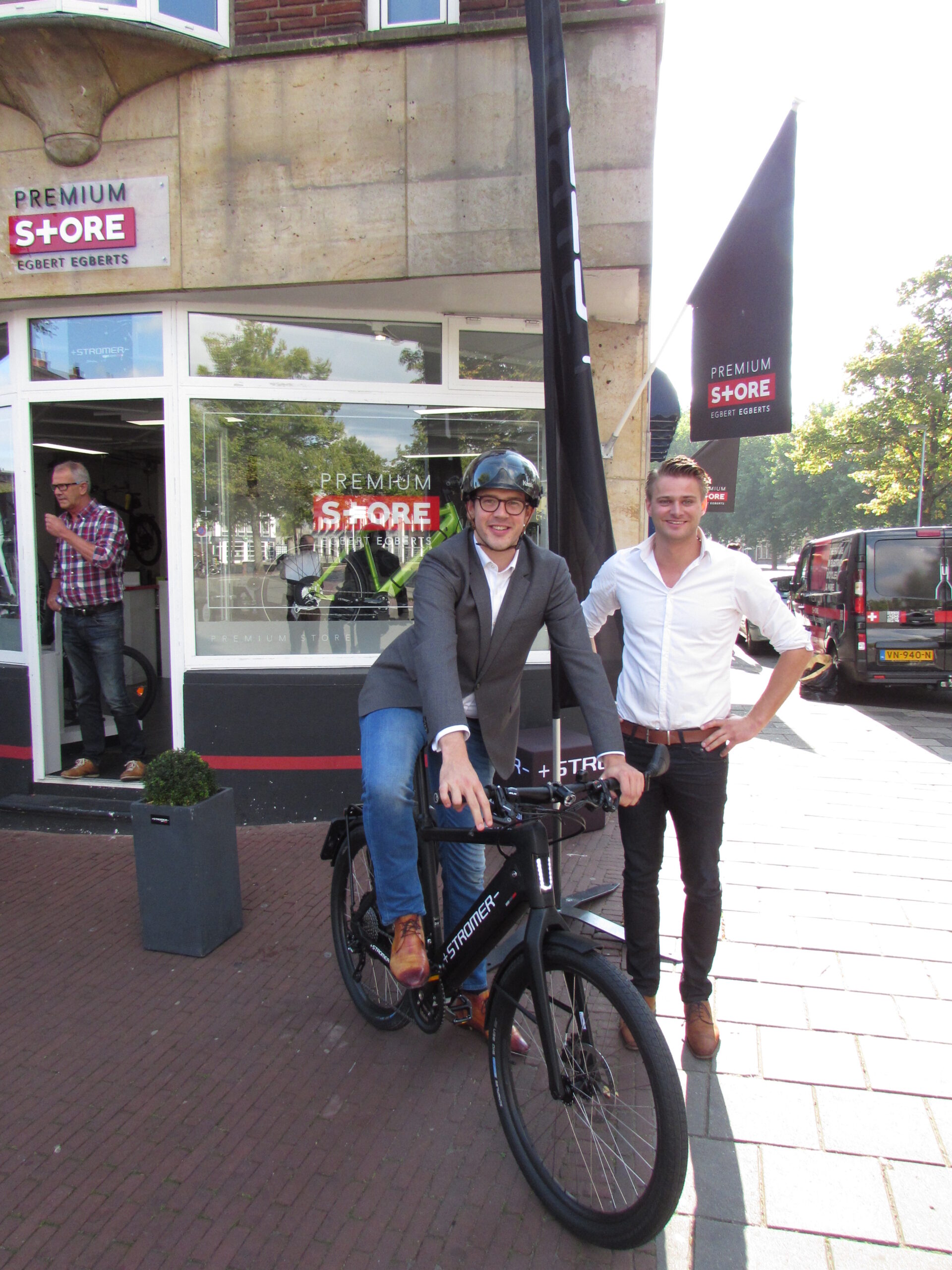 Wethouder Paul de Rook test snelle Stromer