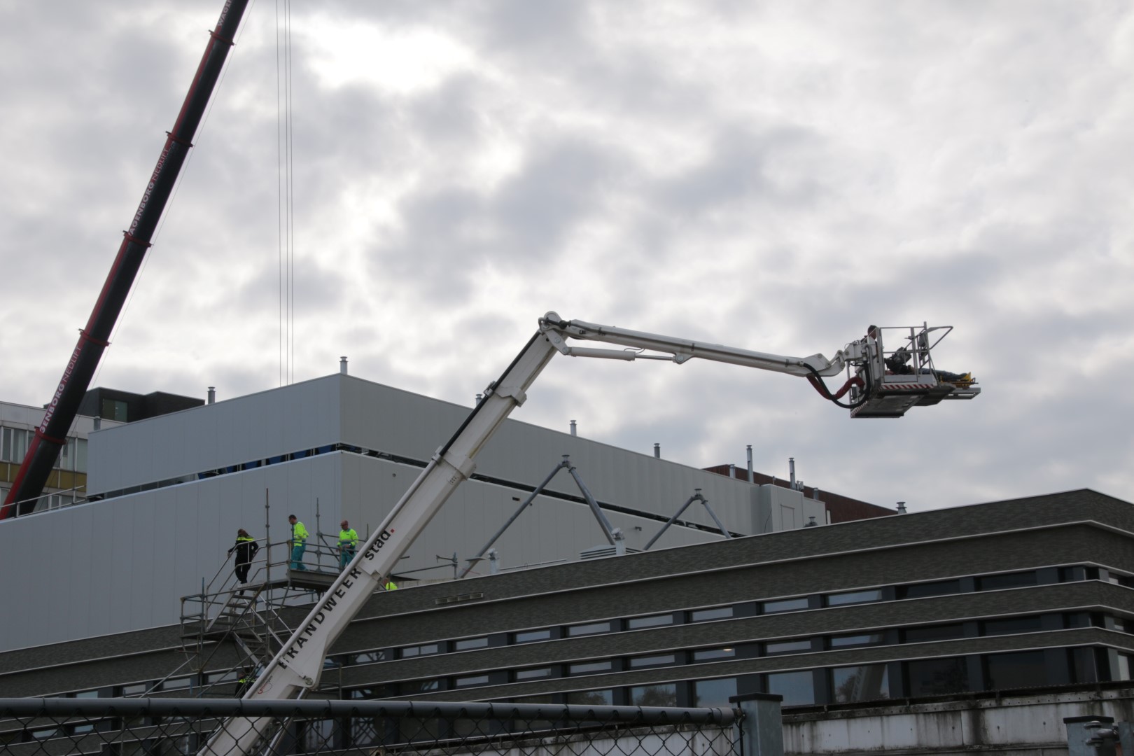 Brandweer haalt onwel geworden bouwvakker van dak UMCG