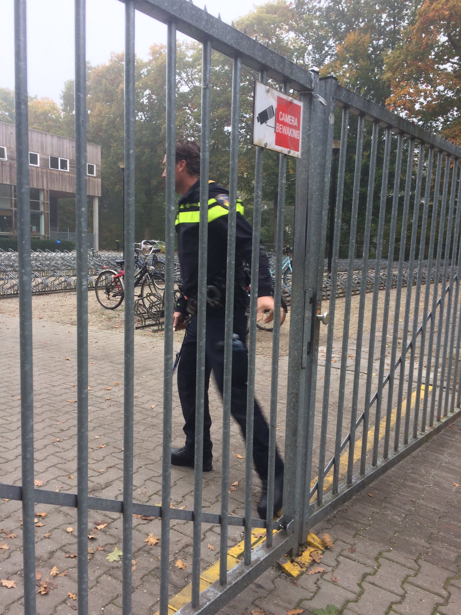 Politie zoekt met honden bij Maartenscollege