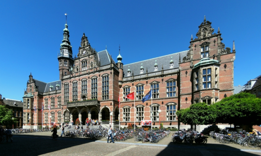 Docent die complottheorieën doceerde alsnog op non-actief gesteld