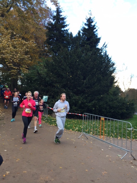 Henk Tichelaar (midden) bezig aan zijn laatste Plantsoenloop na vijftig keer?