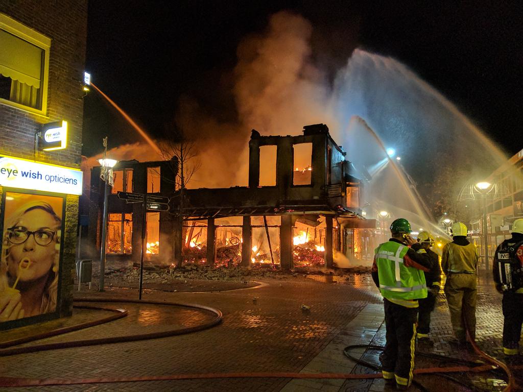 Grote brand in centrum Delfzijl verwoest drie winkelpanden