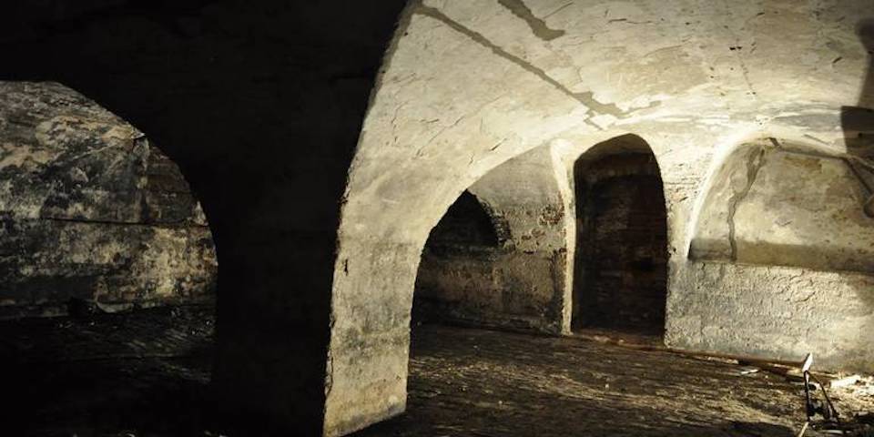 Eeuwenoude kelder gevonden onder woning Oude Boteringestraat