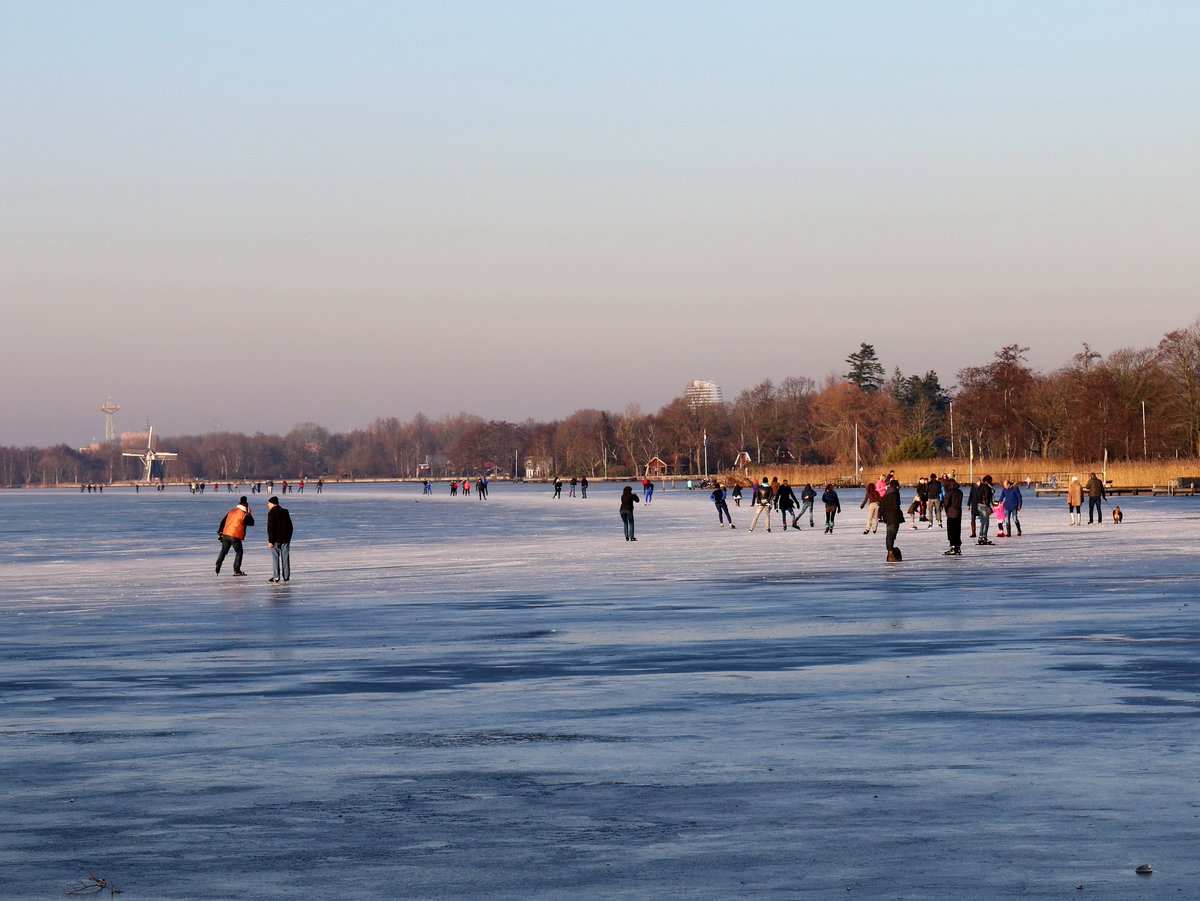 Het ijs ‘zingt en danst’ op het Paterswoldsemeer