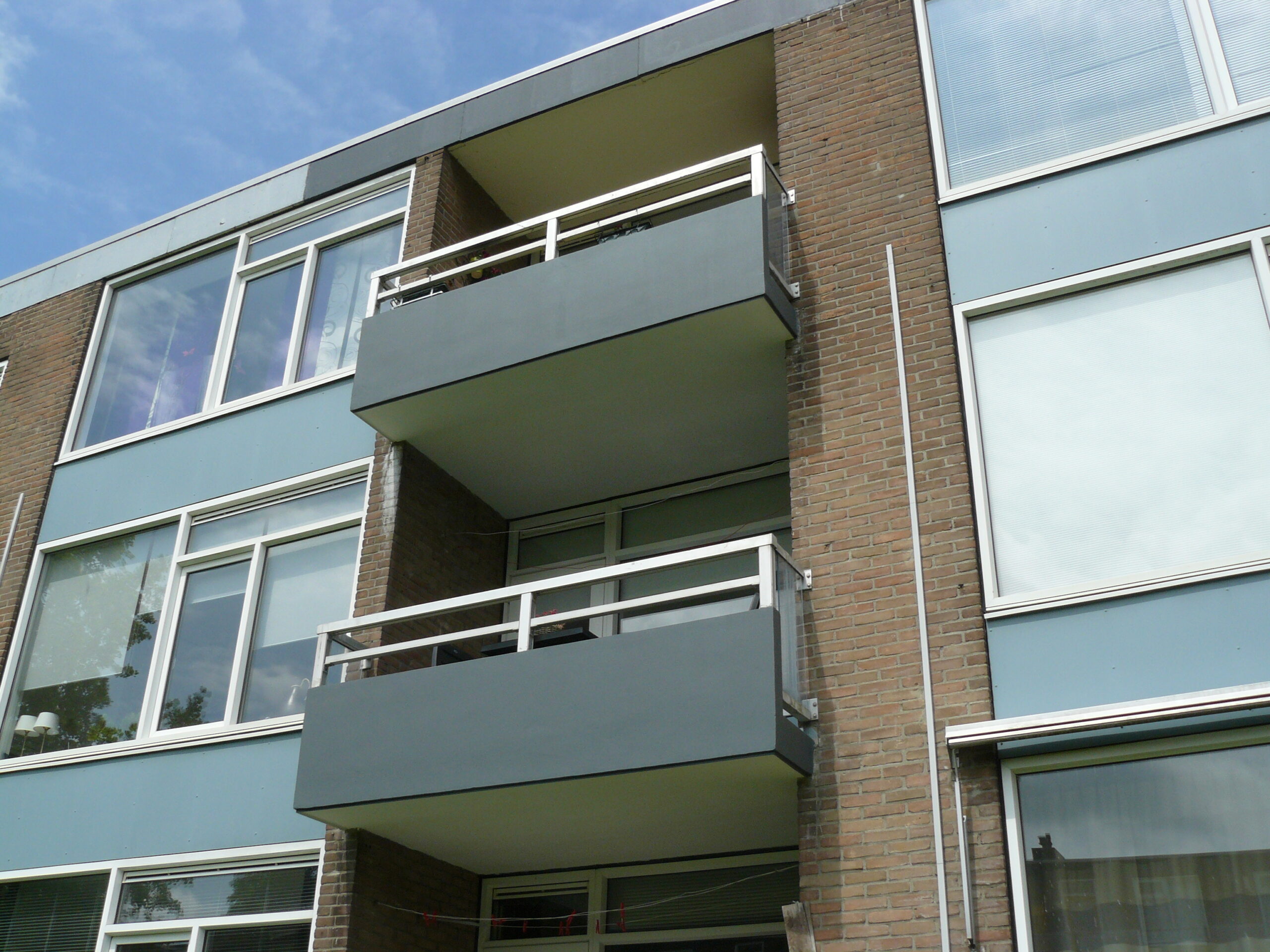 Onveilige balkons van drie portiekflats worden verstevigd