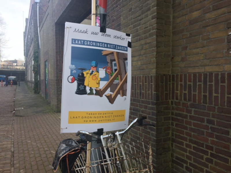 Protestborden bij Groningse stembureaus