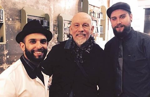 Acteur John Malkovich bij De Zwarte Raaf voor scheerbeurt