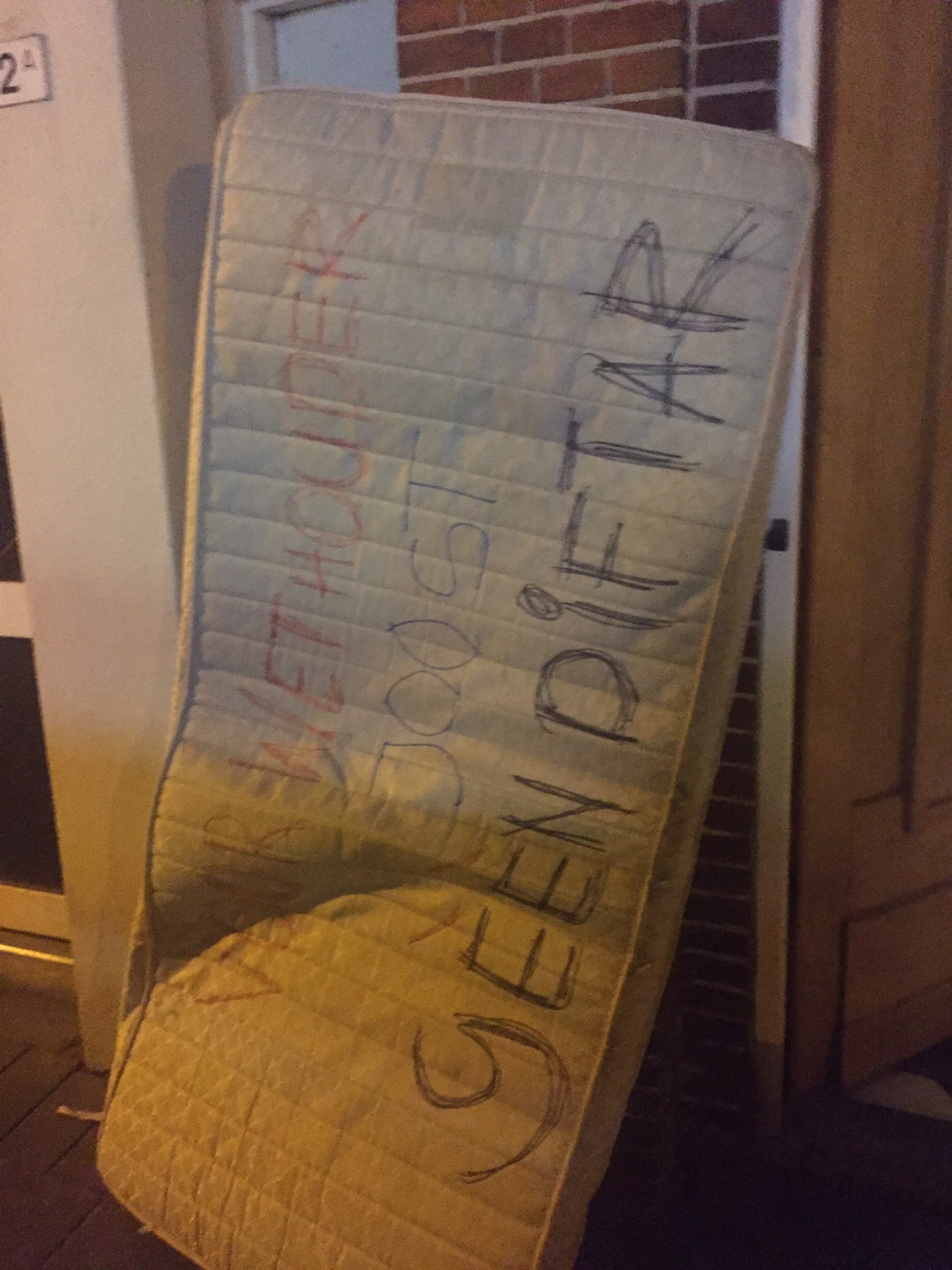 ‘Mevrouw Kiki voert actie bij huis van wethouder Van Keulen’