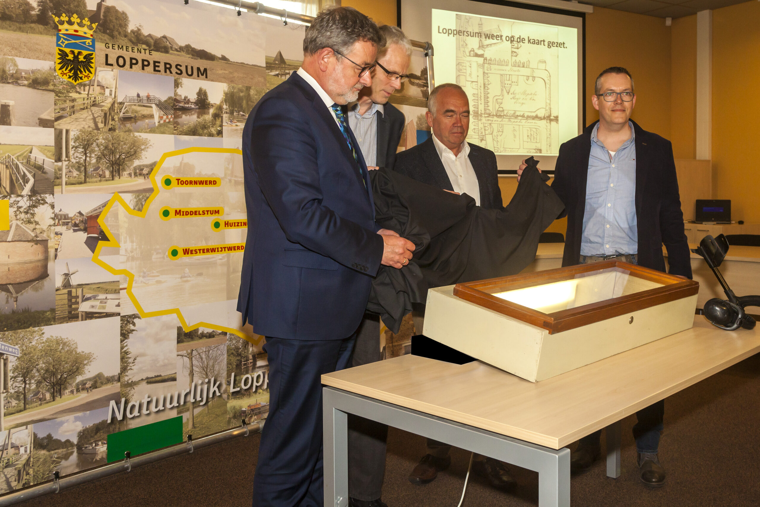 Onthulling door (v.l.n.r. Albert Rodenboog, burgemeester – Pier Prins, wethouder – Rudi Slager, wethouder – Aldwin Wals amateur archeoloog (vinder))