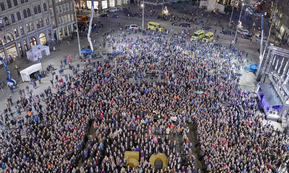 Stadjer Rafaël Redczus regelde nu al beroemde foto koninklijke ‘usfie’ op de Dam