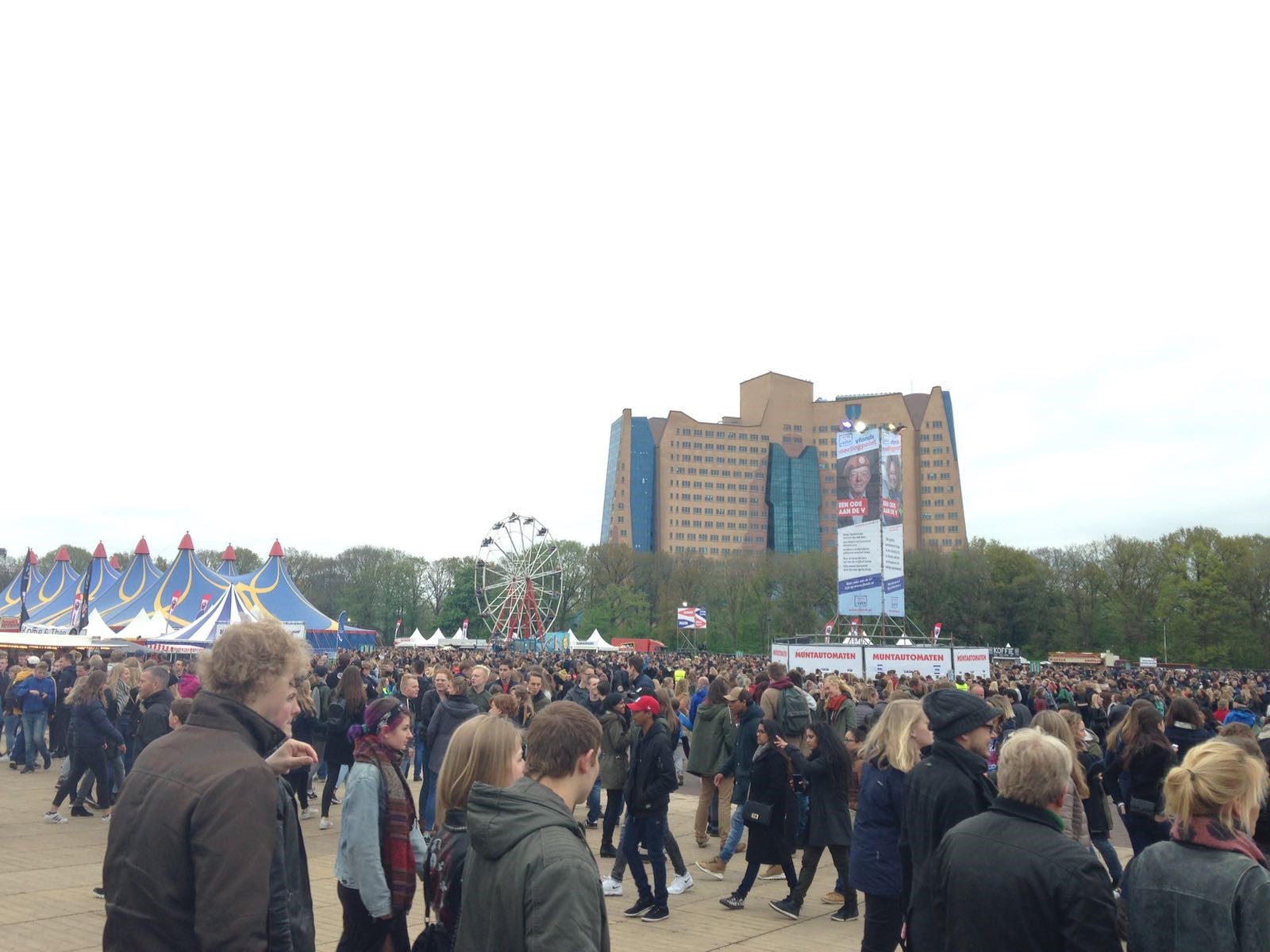 Winterjassen en gezelligheid op Bevrijdingsfestival Groningen