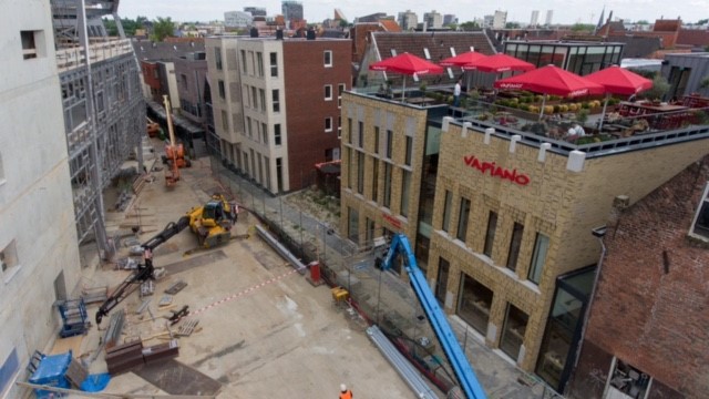 Het dak van Vapiano, met de in aanbouw zijnde panden aan de Nieuwe Markt