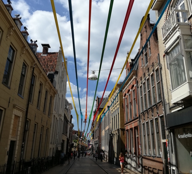 Feestelijke straatversiering in Groninger binnenstad