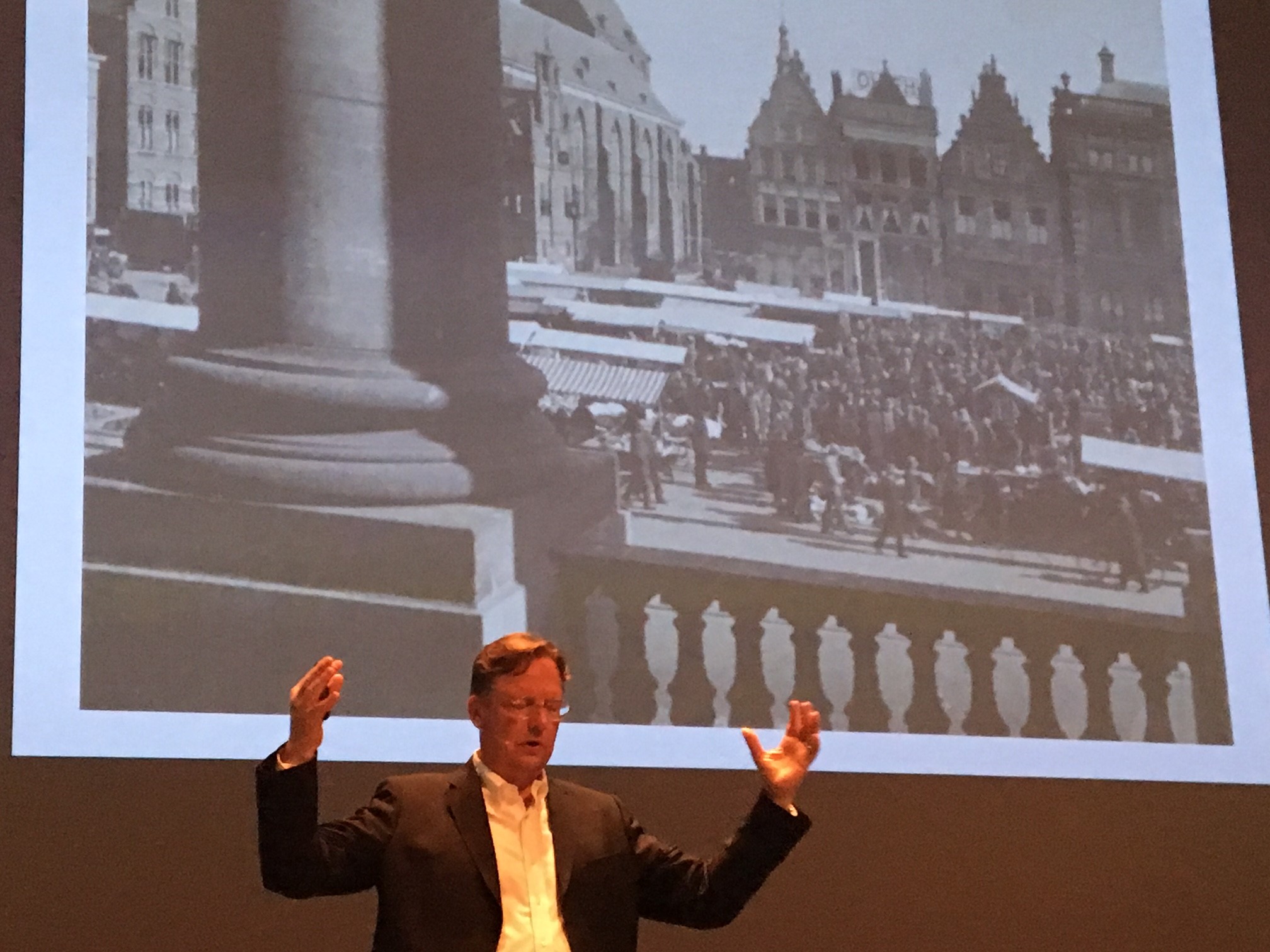 Thomas Muller, met achter zich een van de foto's van oud-Groningen.
