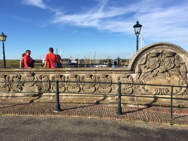 De oude zijl (sluis), met uitzicht op de jachthaven.