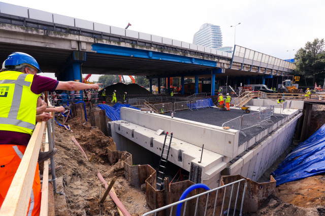 Esperantotunnel: aanbrengen betonnen elementen.