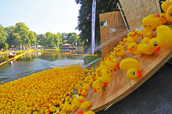 Knalgele badeendjes nemen Noorderplantsoen over tijdens Duckrace