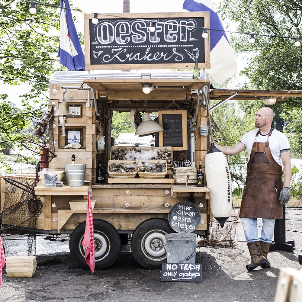 Tientallen foodtrucks op Ossenmarkt tijdens Rrrollend Groningen