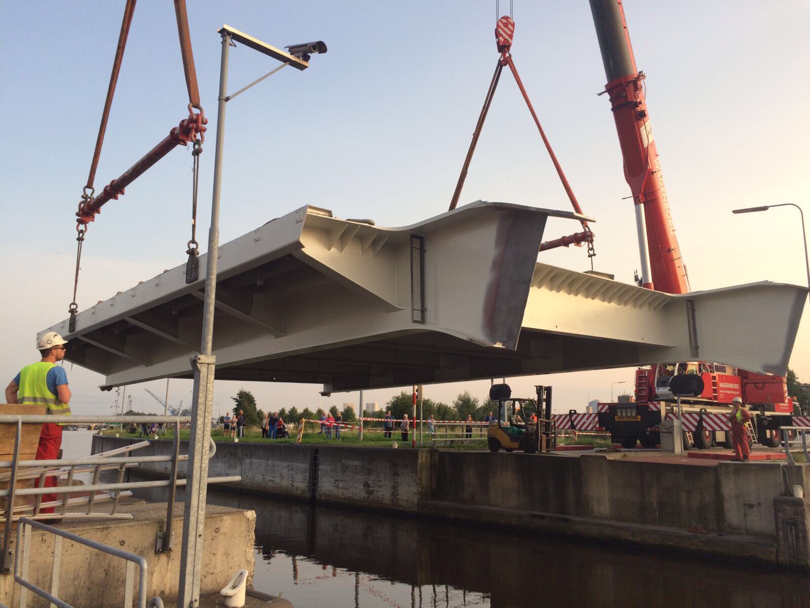 Brug Oostersluis ligt weer op zijn plek