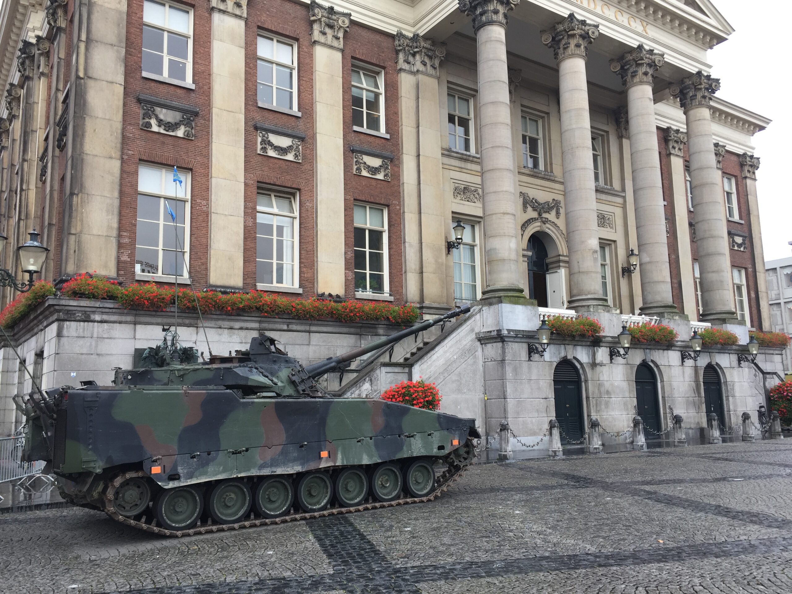 Waarom staan er tanks op de Grote Markt?
