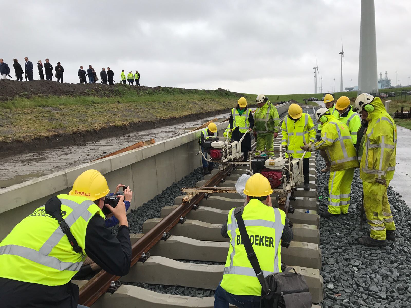 Laatste stuk spoor naar Eemshaven gelegd