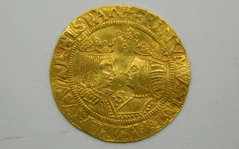 Gedeputeerde Gräper krijgt opgegraven 15e eeuwse munt